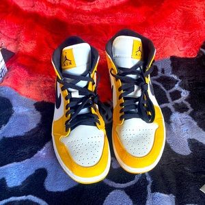 Jordan 1 Mid (Lakers)